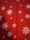 Diseño vintage con copos de nieve y lunares sobre fondo rojo, 100 % algodón ligero. Precio por yarda.