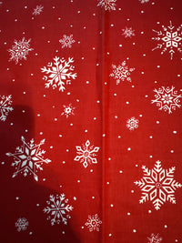 Diseño vintage con copos de nieve y lunares sobre fondo rojo, 100 % algodón ligero. Precio por yarda.
