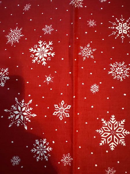Diseño vintage con copos de nieve y lunares sobre fondo rojo, 100 % algodón ligero. Precio por yarda.