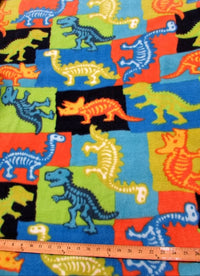 Tejido de felpa multicolor con motivos de fósiles de dinosaurios