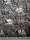 Cuervos de Halloween sobre árboles muertos en un paisaje gris