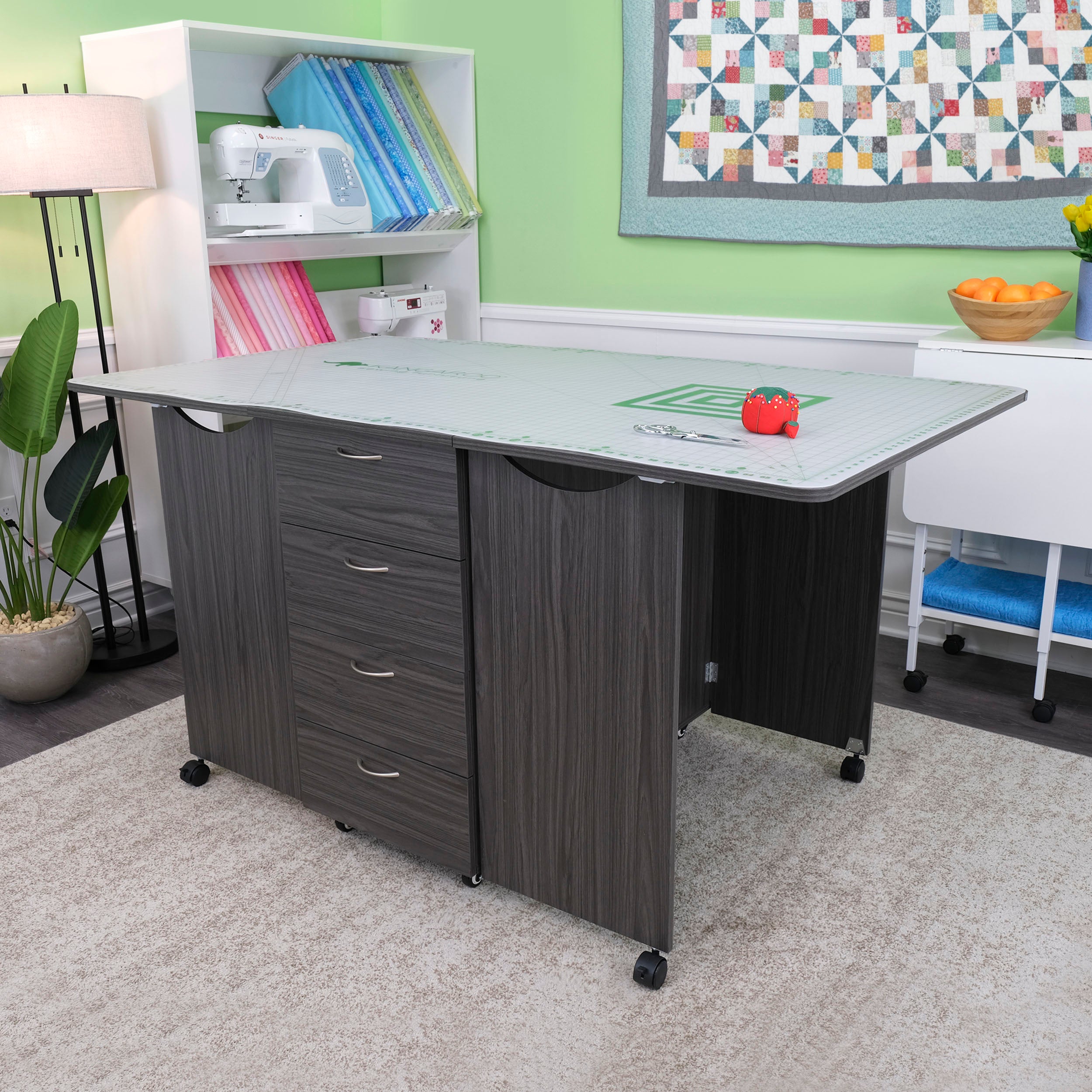 Kookaburra Cutting Table Gray | SINGER®