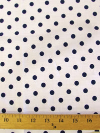 Tela estampada de poliéster y algodón con lunares pequeños / Lunares blancos y azul real oscuro / Se vende por metros