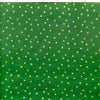 Pequeñas estrellas doradas metalizadas sobre fondo verde
