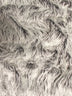 Tejido de piel sintética mongola de pelo largo, color gris escarcha, liso / Se vende por yardas