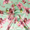 Stitch & Sparkle, 100 % poliéster, charmeuse de 57" de ancho, estampado de orquídeas sobre fondo menta, se vende por yardas