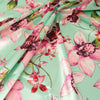 Stitch & Sparkle, 100 % poliéster, charmeuse de 57" de ancho, estampado de orquídeas sobre fondo menta, se vende por yardas