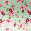 Stitch & Sparkle, 100 % poliéster, charmeuse de 57" de ancho, estampado de orquídeas sobre fondo menta, se vende por yardas