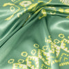 Stitch & Sparkle, 100 % poliéster, charmeuse de 57" de ancho, estampado Shibori de rombos — verde, se vende por yardas