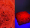 Tela de pelo sintético peludo, de color rojo fuego, reactiva a los rayos UV / Se vende por yardas