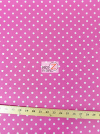 Tela estampada de poliéster y algodón con lunares pequeños / Lunares fucsias y blancos / Se vende por metros