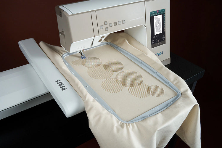 Máquina de coser PFAFF elevate 680 mostrada con unidad de bordado adicional.