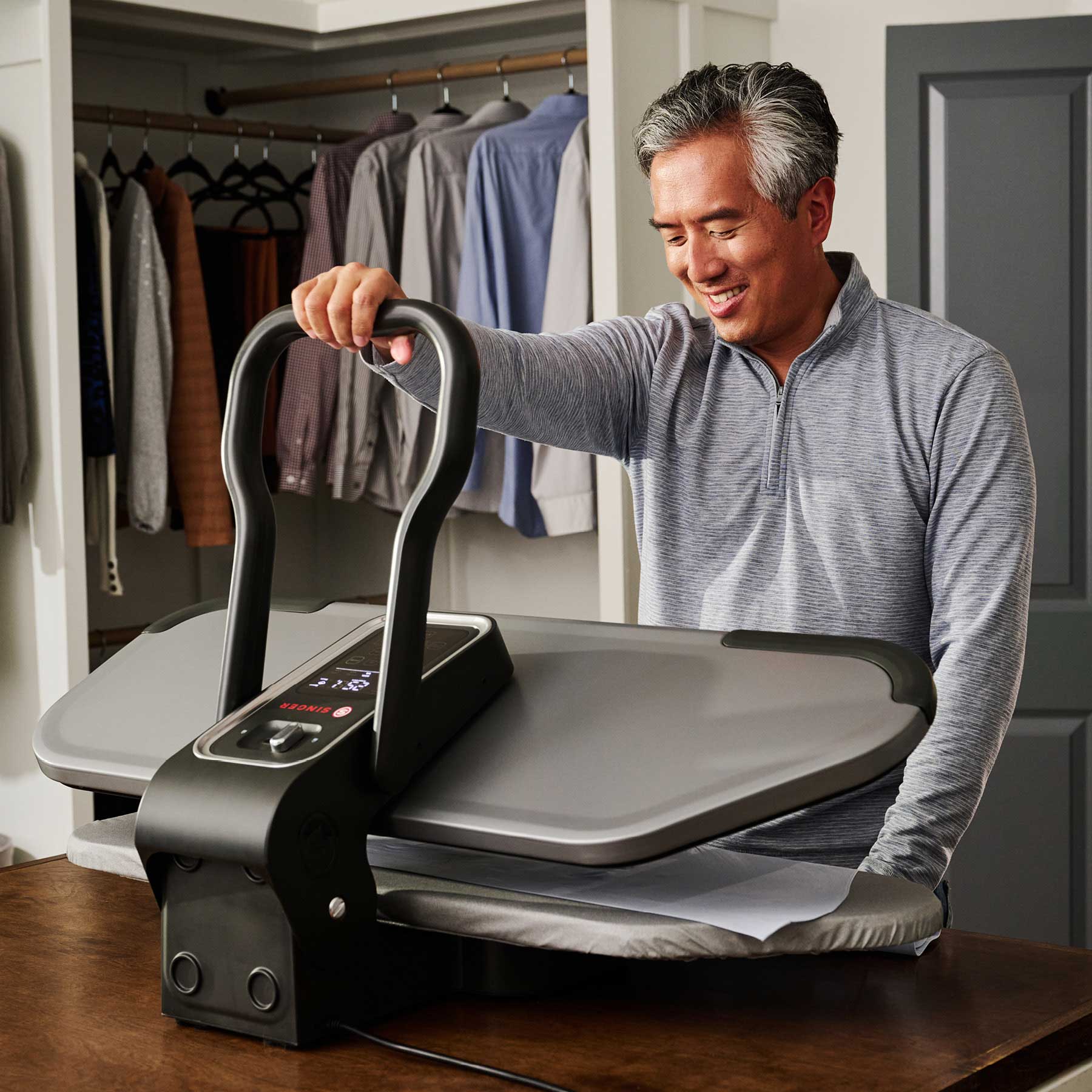 INTELLIGENT™ Steam Press 36 inch | SINGER®