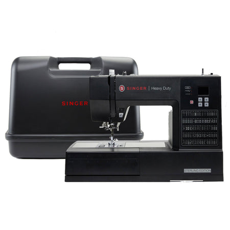Lote compuesto por la máquina de coser SINGER® Heavy Duty Sterling y un estuche rígido negro