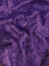 Tela de piel sintética de gorila, de color morado liso y pelo largo / Se vende por yardas