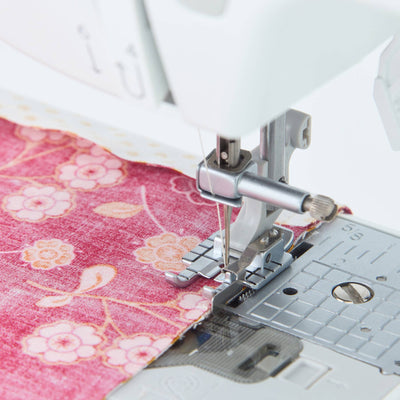 Prensatelas SINGER® de 1/4 de pulgada para máquinas de coser y bordar.
