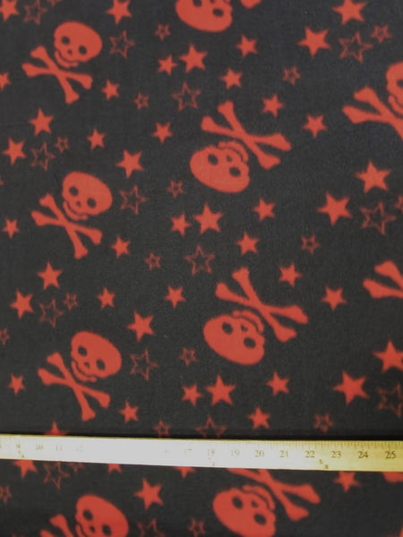 Tejido de felpa con calaveras y estrellas negras y rojas