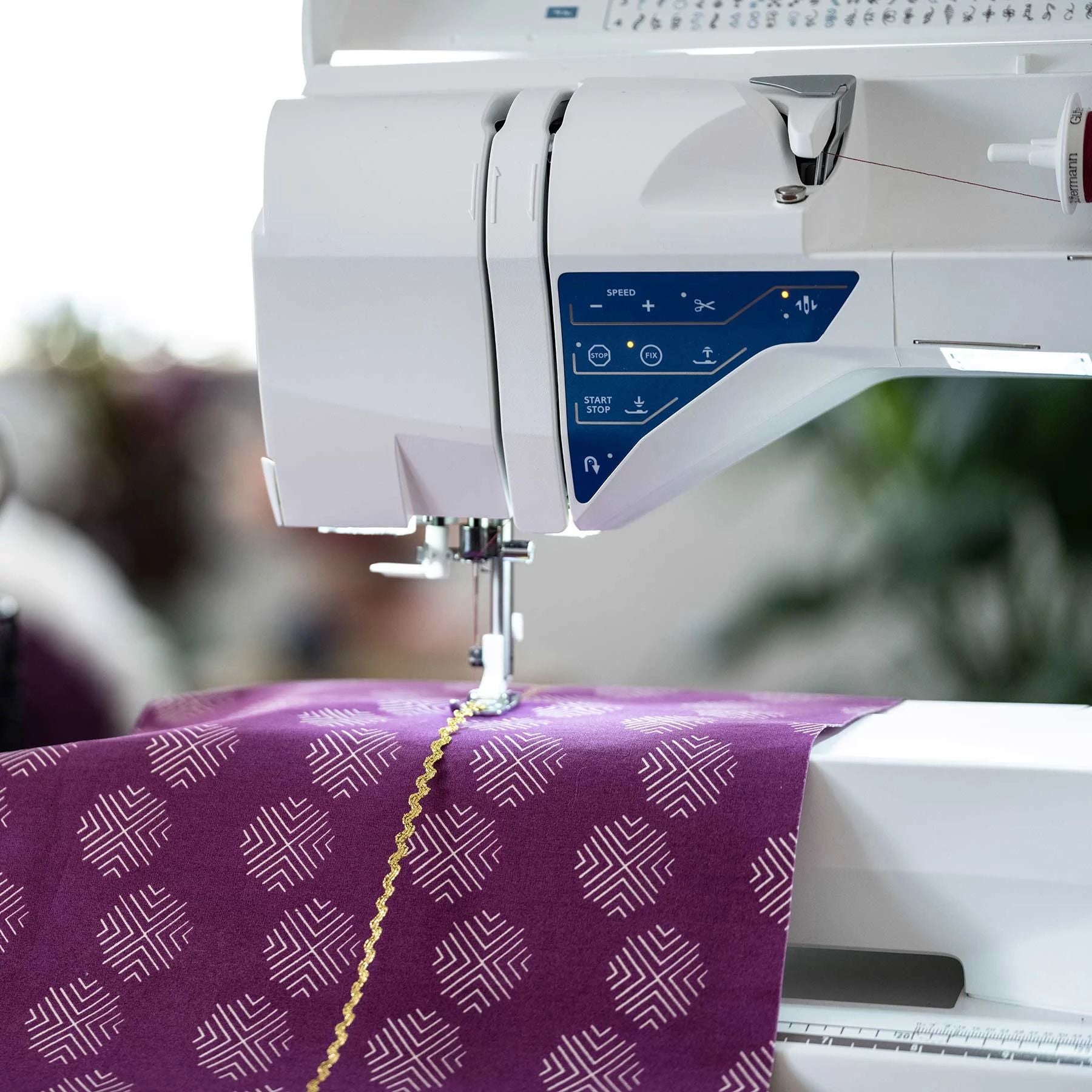 Refurbished SAPPHIRE™ 930 Sewing Machine | Husqvarna® Viking®