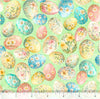 Huevos decorados para Pascua con motivos florales sobre fondo verde claro