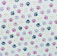 Cachorros con motivos de patitas sobre tela de cuadros vichy azul claro, 100 % algodón. Precio por yarda.
