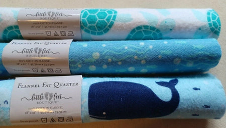 3 cuartos de tela de franela «Sealife» de Little Feet Boutique, azul y blanco, 18" x 21", para bebé
