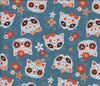 Tela de algodón 100 % con motivos de calaveras de Halloween y gatos sobre fondo verde azulado