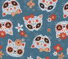Tela de algodón 100 % con motivos de calaveras de Halloween y gatos sobre fondo verde azulado