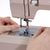 Máquina de coser SINGER® Heavy Duty 4523™ de color beige