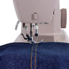 Máquina de coser SINGER® Heavy Duty 4523™ de color beige