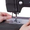 Máquina de coser SINGER® Heavy Duty 4532™ en color carbón