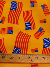 Tela de algodón y poliéster con estampado de banderas estadounidenses en color mostaza