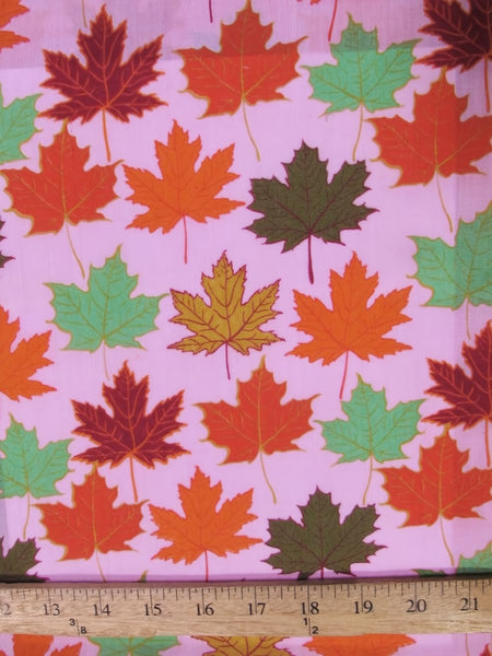 Tissu en coton et polyester « Feuilles d'automne » rose