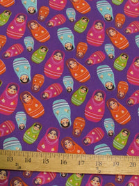 Tela de poliéster y algodón en color magenta con motivos de muñecas matrioskas rusas