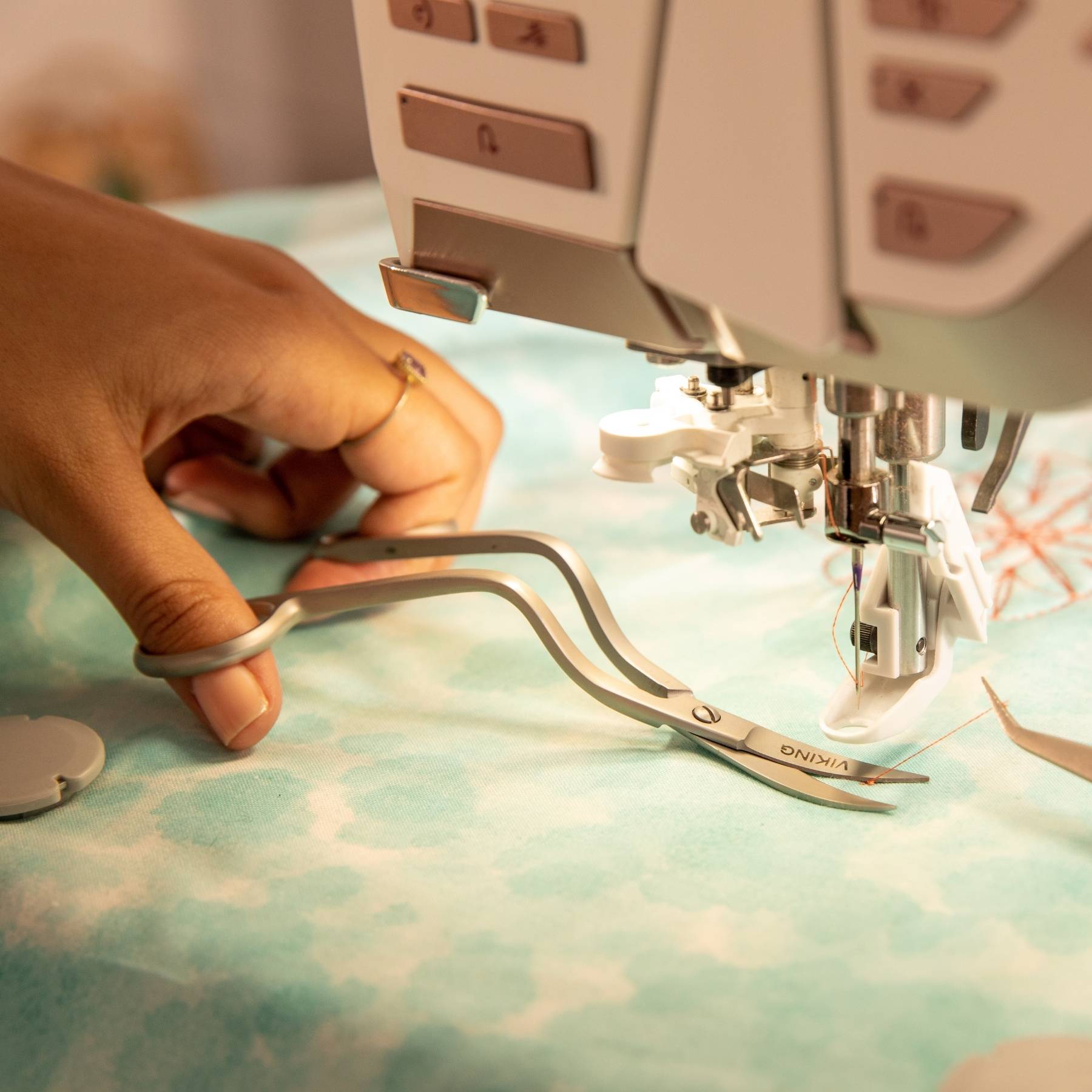 6in/15.2cm Double Curved Embroidery Scissor | Husqvarna® Viking®