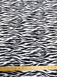 Tela de felpa de pelo corto con estampado de cebra y rayas finas blancas y negras / Se vende por metros