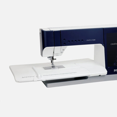 Mesa extensible PFAFF® creative icon™ y performance icon™ con guía ajustable -- Imagen del producto