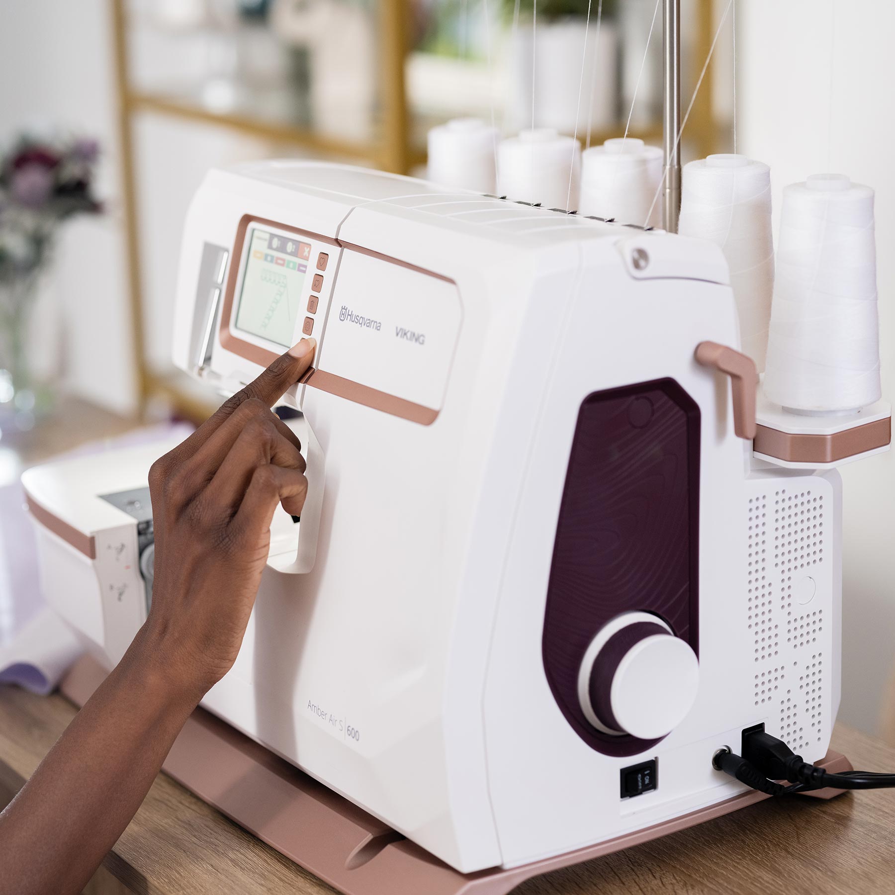 AMBER™ Air S | 600 Coverlock Machine | Husqvarna® Viking®