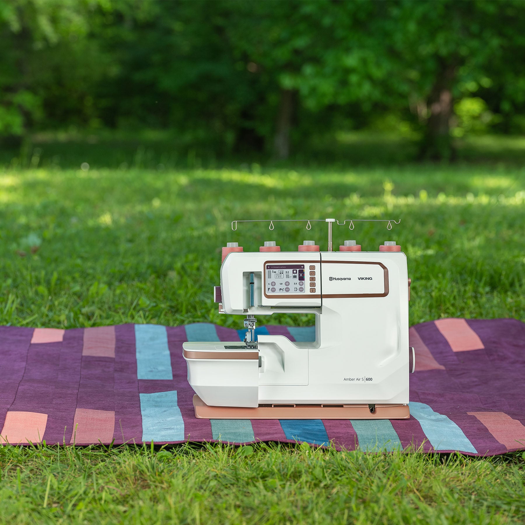 AMBER™ Air S | 600 Coverlock Machine | Husqvarna® Viking®