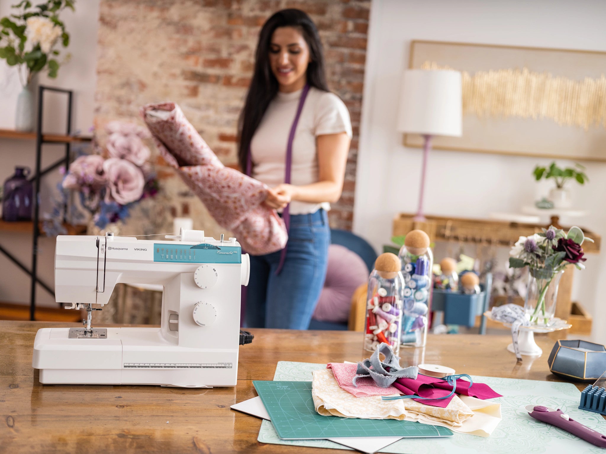 Refurbished EMERALD™ 116 Sewing Machine | Husqvarna® Viking®