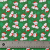 Ositos de peluche navideños y copos de nieve sobre tela verde 100 % algodón