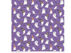 Fantasmas de Halloween con sombreros de bruja, escobas y murciélagos sobre fondo morado, 100 % algodón. Precio por yarda.