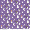 Fantasmas de Halloween con sombreros de bruja, escobas y murciélagos sobre fondo morado, 100 % algodón. Precio por yarda.