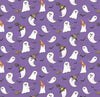 Fantasmas de Halloween con sombreros de bruja, escobas y murciélagos sobre fondo morado, 100 % algodón. Precio por yarda.