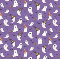 Fantasmas de Halloween con sombreros de bruja, escobas y murciélagos sobre fondo morado, 100 % algodón. Precio por yarda.