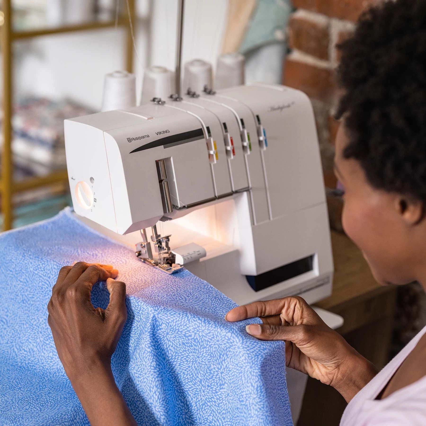 HUSKYLOCK™ S21 Overlock Machine | Husqvarna® Viking®