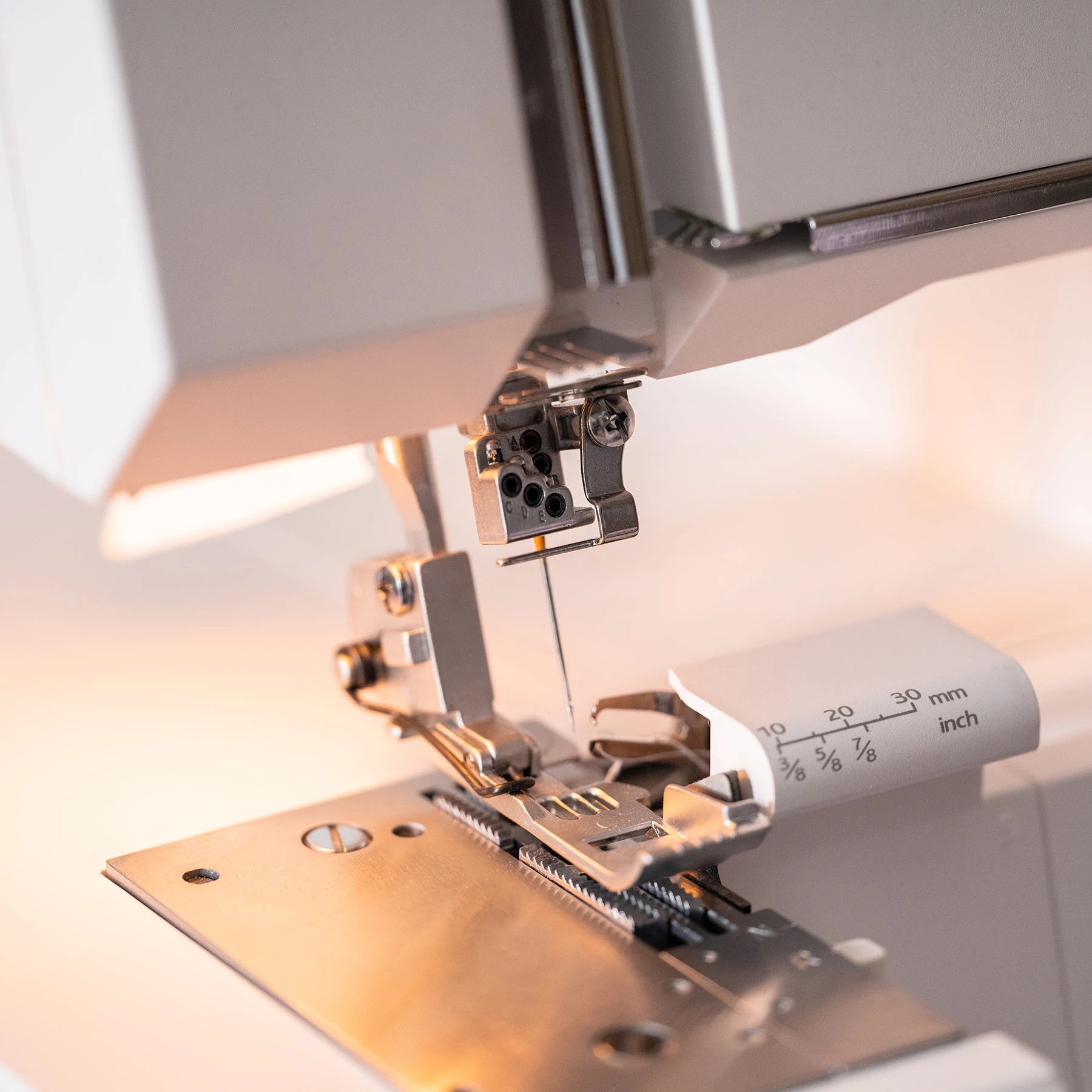 HUSKYLOCK™ S21 Overlock Machine | Husqvarna® Viking®