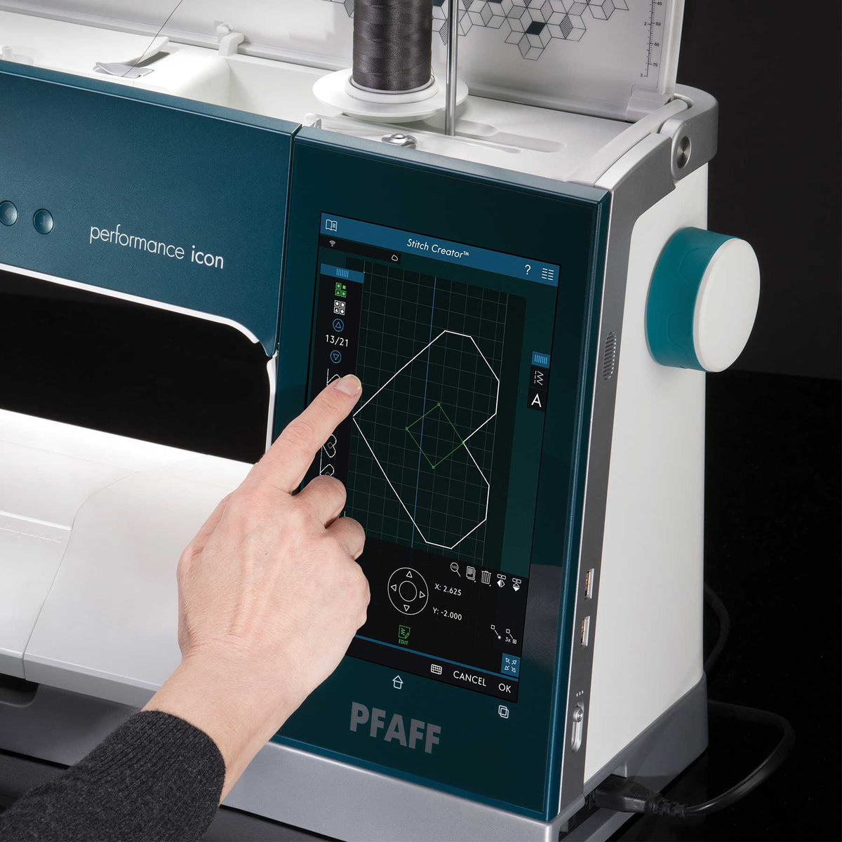 Stitch Creator editing a custom stitch on PFAFF performance icon