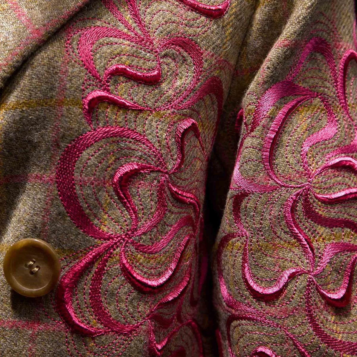 Thread Velvet dimensional embroidery created with PFAFF creative expression 750