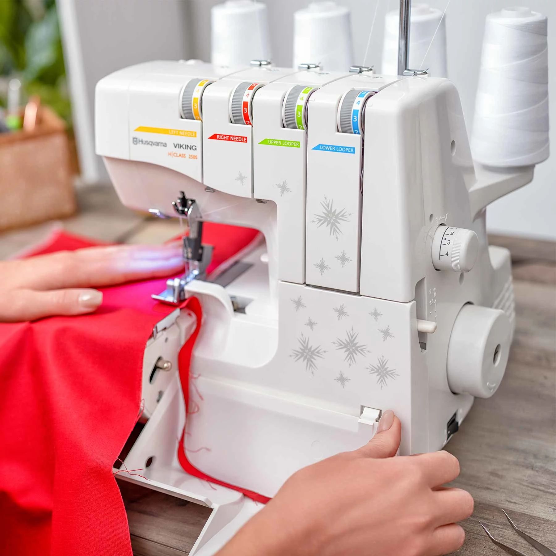H|CLASS™ 250S Overlock Machine | Husqvarna® Viking®