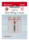 HUSQVARNA® VIKING® Twin Wing 2.5mm Aguja Tamaño 100/16 -- Product Image